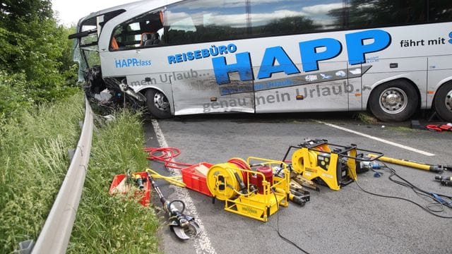 Der schwer beschädigte Reisebus steht quer auf der Straße.