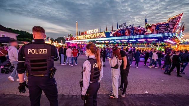 Auf dem Kirmesgelände in Lüdenscheid sind am Sonntag nach den Schüssen Polizisten unterwegs.