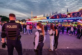 Auf dem Kirmesgelände in Lüdenscheid sind am Sonntag nach den Schüssen Polizisten unterwegs.