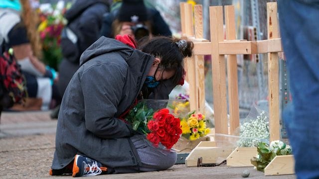 Eine Trauernde nach einem Amoklauf in einem Supermarkt im US-Bundesstaat Colorado Anfang 2021.