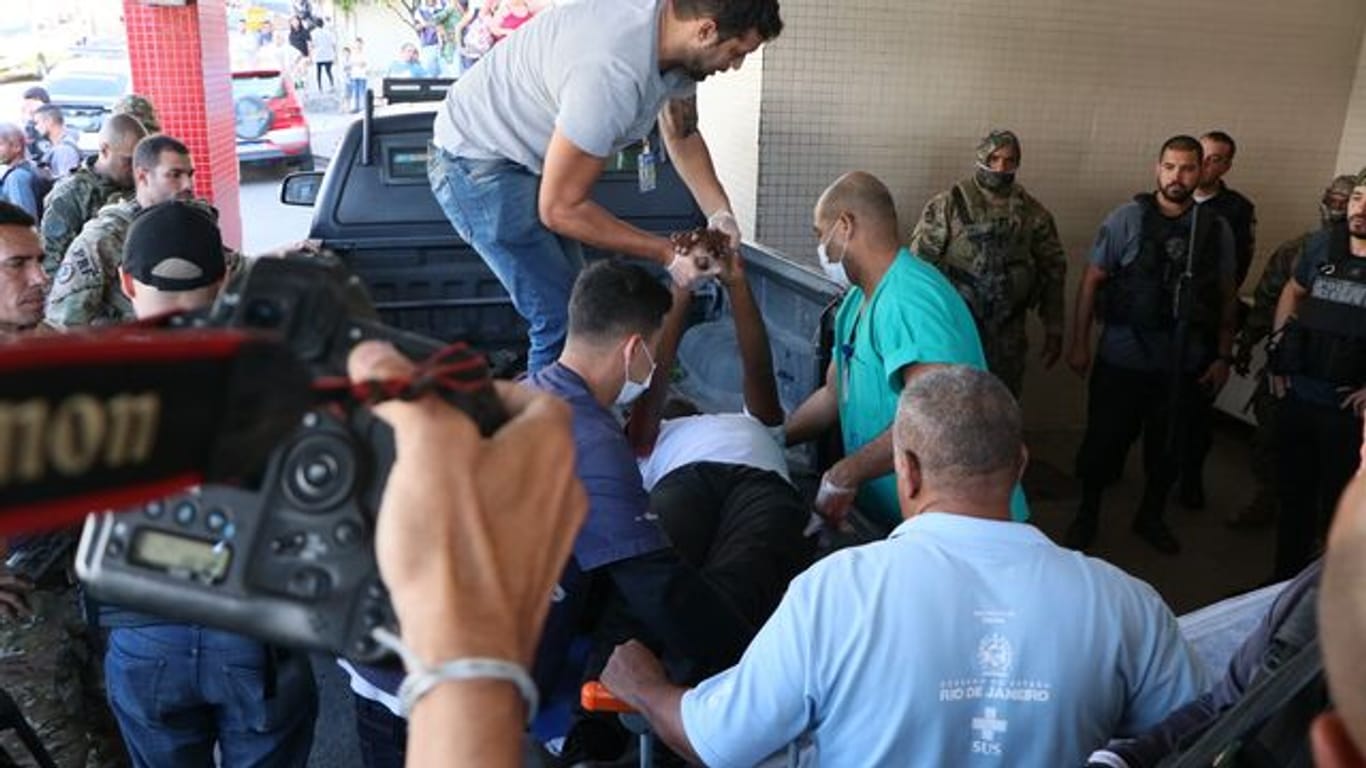 Ein Verletzter wird nach der Schießerei in ein Krankenhaus in Rio eingeliefert.