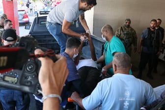 Ein Verletzter wird nach der Schießerei in ein Krankenhaus in Rio eingeliefert.