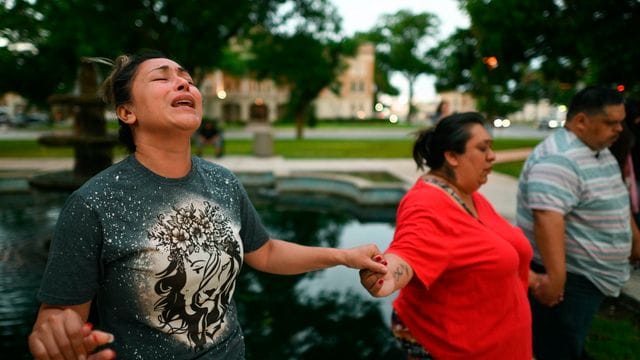 Mahnwache nach dem Massaker: Nicht nur im texanischen Uvalde herrschen nach der Bluttat Trauer und Entsetzen - in den ganzen USA sollen bis Samstag die Flaggen auf Halbmast wehen. Mahnwache nach dem Massaker: Nicht nur im texanischen Uvalde herrschen nach der Bluttat Trauer und Entsetzen - in den ganzen USA sollen bis Samstag die Flaggen auf Halbmast wehen.