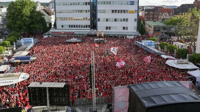 Tausende Fans feiern den Aufstieg des 1.