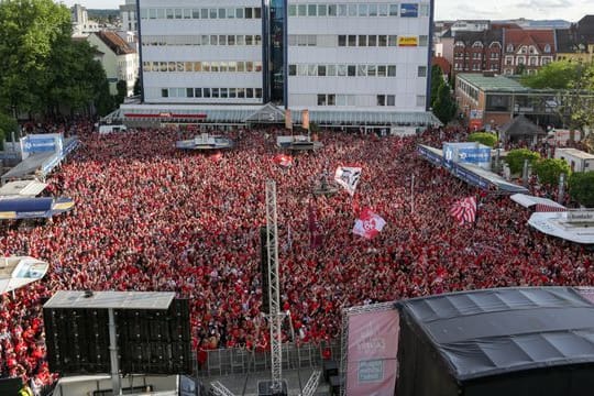 Tausende Fans feiern den Aufstieg des 1.