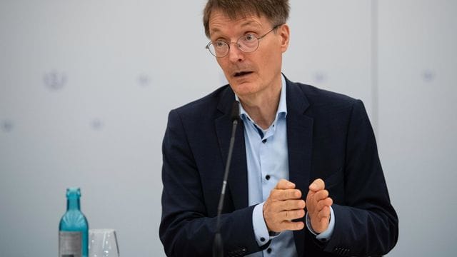 Bundesgesundheitsminister Karl Lauterbach zufolge werden die Corona-Einreiseregeln bald gelockert. Bundesgesundheitsminister Karl Lauterbach zufolge werden die Corona-Einreiseregeln bald gelockert.