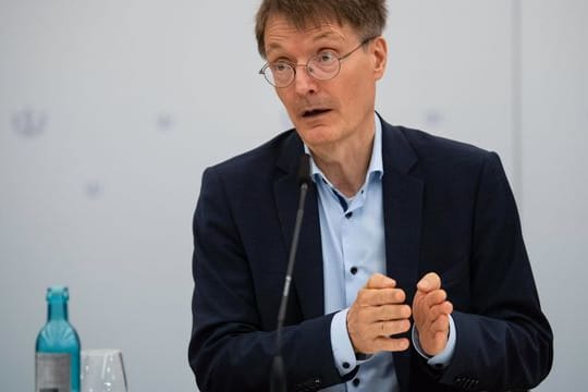 Bundesgesundheitsminister Karl Lauterbach zufolge werden die Corona-Einreiseregeln bald gelockert.