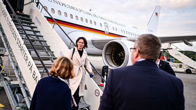 Außenministerin Annalena Baerbock (Bündnis 90/Die Grünen) steigt aus der Regierungsmaschine zur Tagung der Außenminister des Ostsee-Rates.