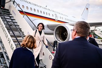 Außenministerin Annalena Baerbock (Bündnis 90/Die Grünen) steigt aus der Regierungsmaschine zur Tagung der Außenminister des Ostsee-Rates.