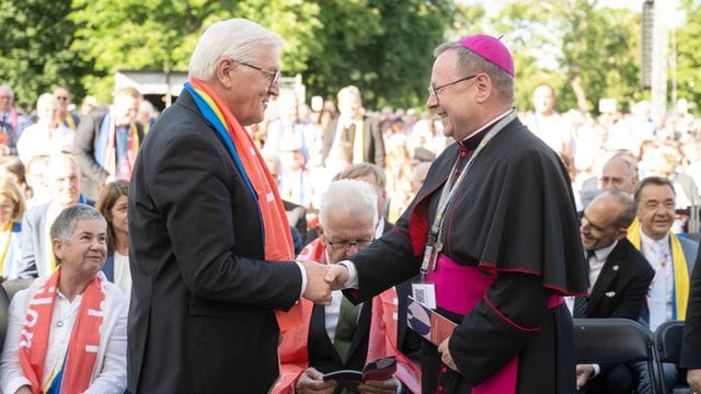 Bundespräsident Frank-Walter Steinmeier wird von Georg Bätzing, dem Vorsitzenden der Deutschen Bischofskonferenz, in Stuttgart begrüßt. Bundespräsident Frank-Walter Steinmeier wird von Georg Bätzing, dem Vorsitzenden der Deutschen Bischofskonferenz, in Stuttgart begrüßt.