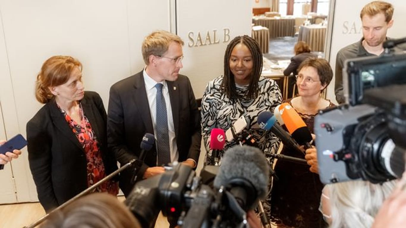 Karin Prien und Daniel Günther von der CDU treten mit Aminata Touré und Monika Heinold vor die Kameras.