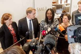 Karin Prien und Daniel Günther von der CDU treten mit Aminata Touré und Monika Heinold vor die Kameras.