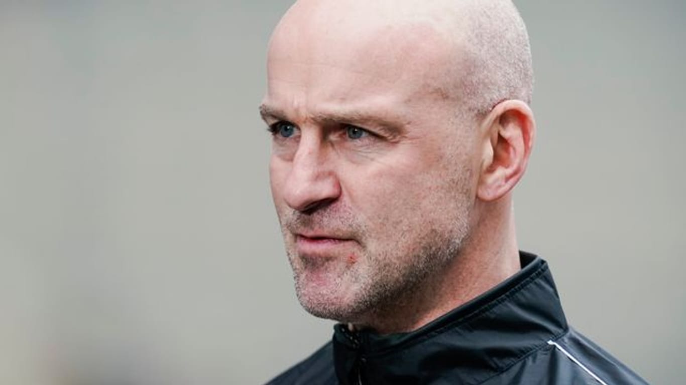 Der Ex-Trainer von Kaiserslautern Marco Antwerpen beglückwünscht das Team zum Aufstieg.
