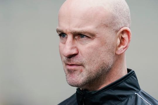 Der Ex-Trainer von Kaiserslautern Marco Antwerpen beglückwünscht das Team zum Aufstieg.