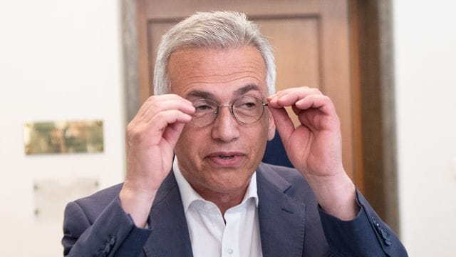 Peter Feldmann (SPD), Oberbürgermeister von Frankfurt am Main, gibt vor seinem Dienstzimmer im Römer ein Pressestatement ab.