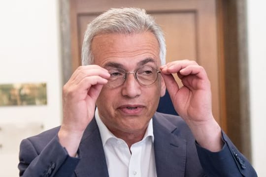 Peter Feldmann (SPD), Oberbürgermeister von Frankfurt am Main, gibt vor seinem Dienstzimmer im Römer ein Pressestatement ab.