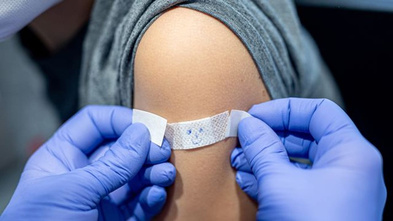 Kinder gegen das Coronavirus impfen? Bundesärztekammer-Präsident Klaus Reinhardt äußert sich verhalten zur neuen Stiko-Empfehlung.