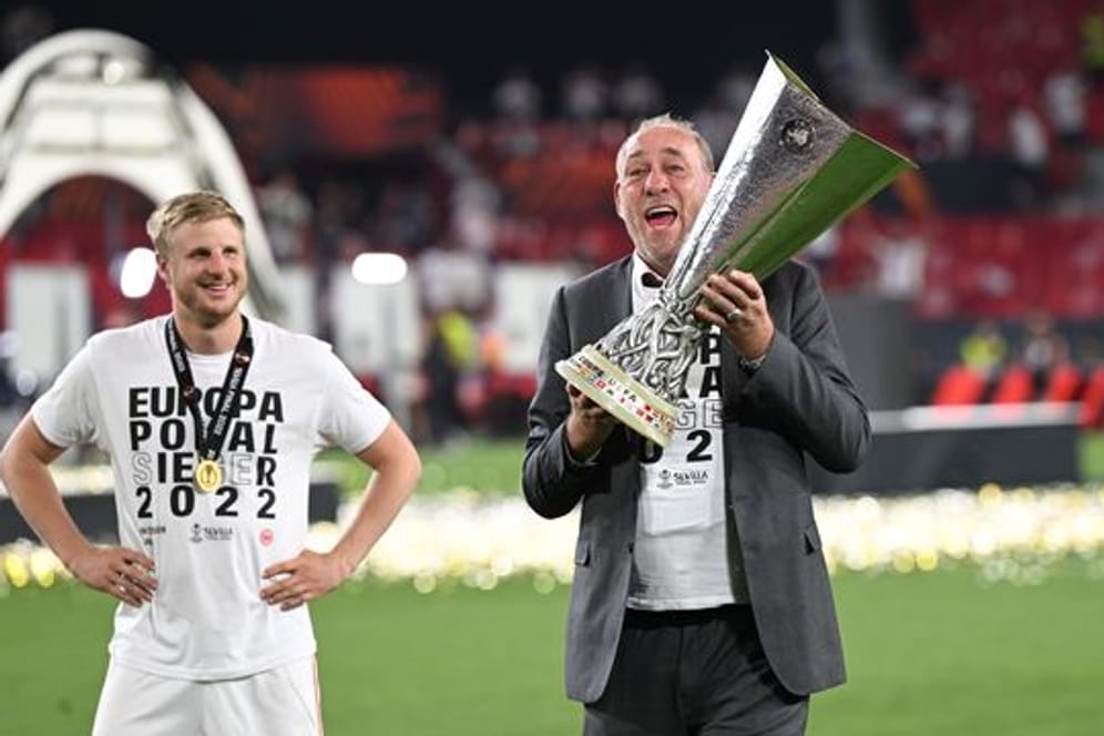 Frankfurts Präsident Peter Fischer und Martin Hinteregger (l) feiern mit dem Pokal.