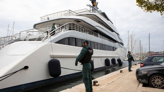 US-Bundesbeamte und die spanische Guardia Civil durchsuchen die Jacht "Tango" in Palma de Mallorca.