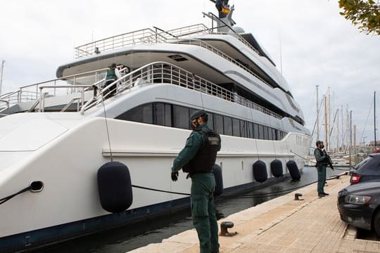 US-Bundesbeamte und die spanische Guardia Civil durchsuchen die Jacht "Tango" in Palma de Mallorca.