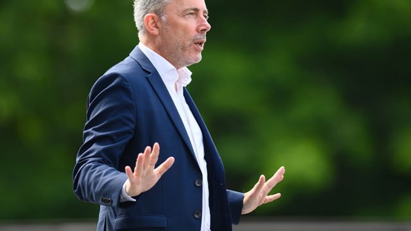 Dynamo-Geschäftsführer Jürgen Wehlend kritisiert die Vorfälle nach dem Relegationsspiel von Dynamo Dresden gegen den 1.