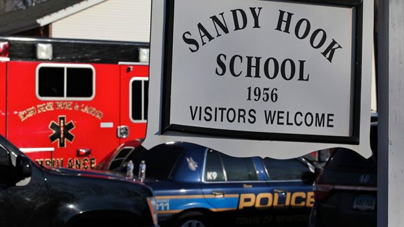 Im Dezember 2012 wird schon einmal eine Grundschule Schauplatz eines grausamen Amoklaufs: Der Name "Sandy Hook" aus dem Ort Newtown im Bundesstaat Connecticut brennt sich ins Gedächtnis der USA ein.