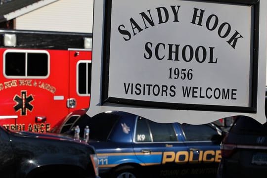 Im Dezember 2012 wird schon einmal eine Grundschule Schauplatz eines grausamen Amoklaufs: Der Name "Sandy Hook" aus dem Ort Newtown im Bundesstaat Connecticut brennt sich ins Gedächtnis der USA ein.