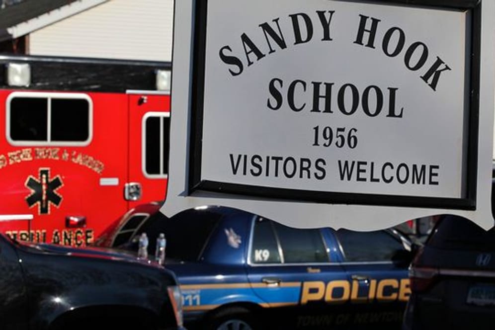 Im Dezember 2012 wird schon einmal eine Grundschule Schauplatz eines grausamen Amoklaufs: Der Name "Sandy Hook" aus dem Ort Newtown im Bundesstaat Connecticut brennt sich ins Gedächtnis der USA ein.