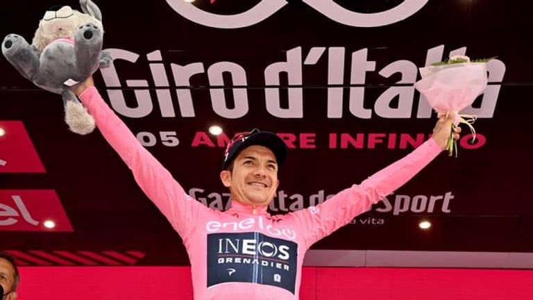 Richard Carapaz bleibt beim Giro im Rosa Trikot.