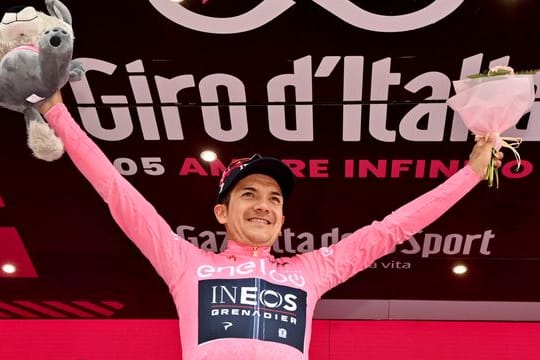 Richard Carapaz bleibt beim Giro im Rosa Trikot.