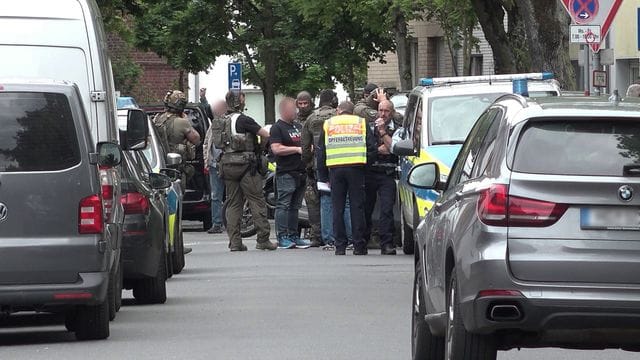 Polizei steht in der Nähe einer Schule in Dinslaken (NRW).