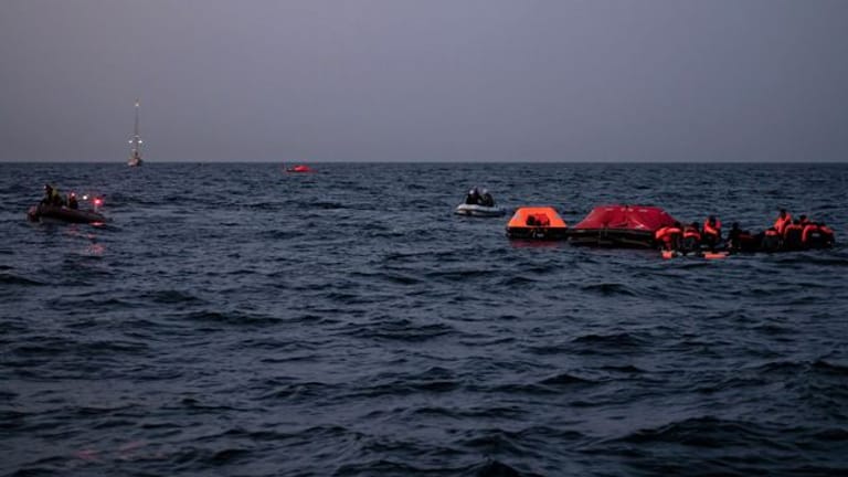 Das von Resqship verbreitete Foto zeigt Menschen in Rettungsinseln auf dem Mittelmeer.