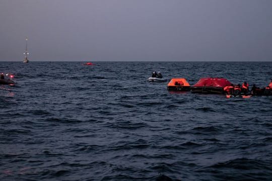 Das von Resqship verbreitete Foto zeigt Menschen in Rettungsinseln auf dem Mittelmeer.