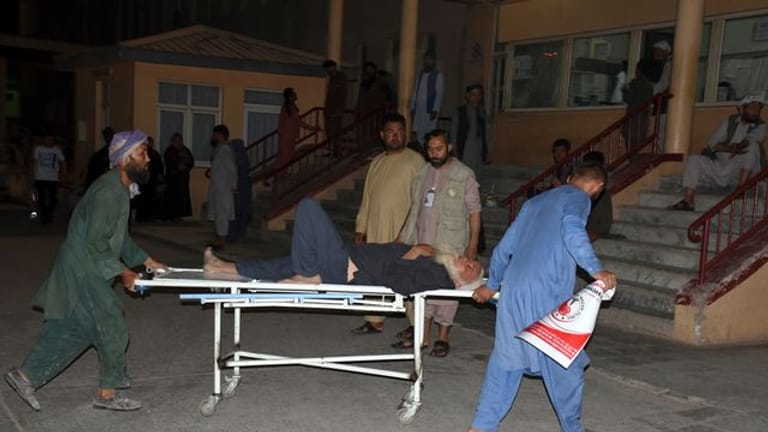 Ein Verletzter wird nach einem Bombenanschlag in Masar-e Scharif in ein Krankenhaus gebracht.