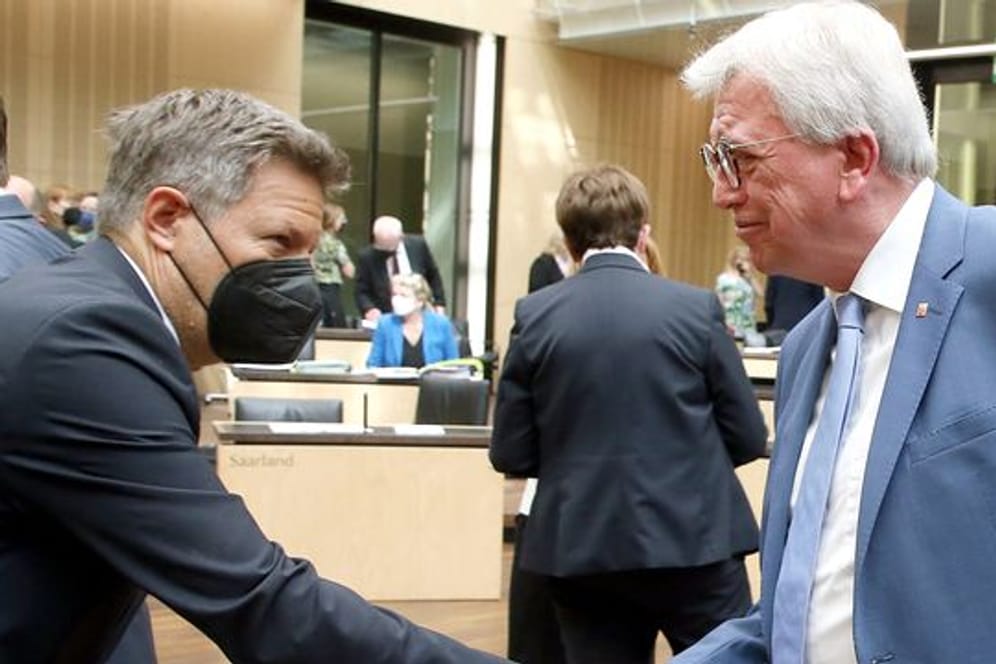 Volker Bouffier (CDU, r) begrüßt Robert Habeck.