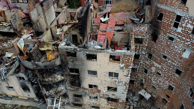 Blick auf Gebäude in Kiew, die durch russischen Beschuss zerstört wurden.