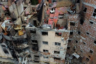Blick auf Gebäude in Kiew, die durch russischen Beschuss zerstört wurden.