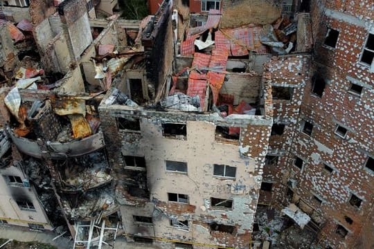 Blick auf Gebäude in Kiew, die durch russischen Beschuss zerstört wurden.