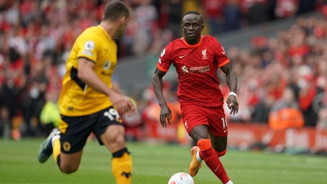 Liverpools Sadio Mané (r) lässt seine Zukunft noch offen.