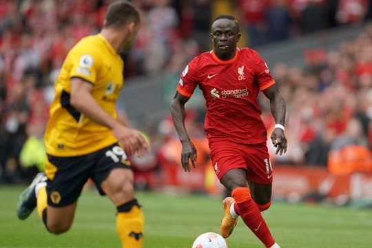 Liverpools Sadio Mané (r) lässt seine Zukunft noch offen.