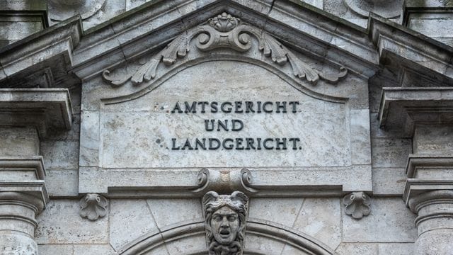 Zwei Männer müssen sich von 27. Zwei Männer müssen sich von 27.