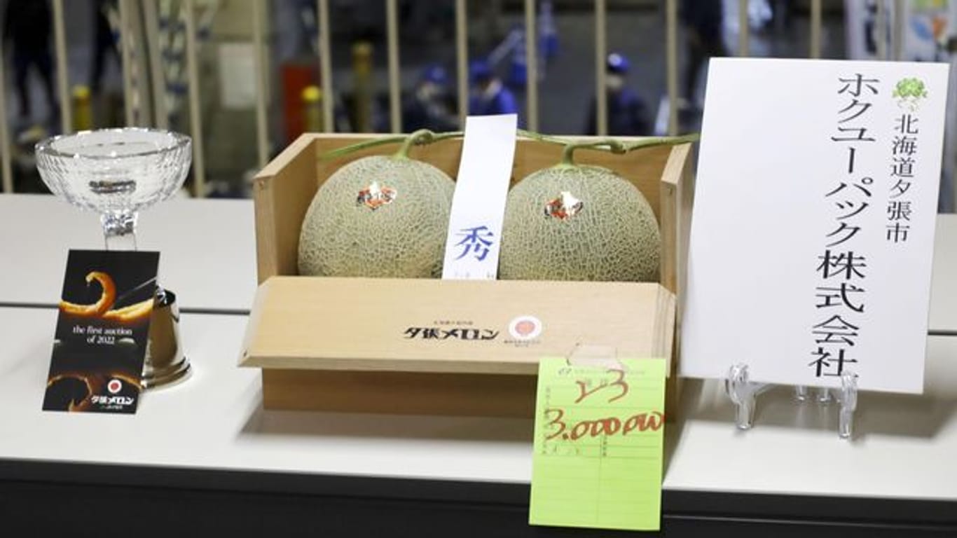 Ein Paar Yubari-Melonen erzielt bei der ersten Auktion des Jahres für das charakteristische Produkt der Hokkaido-Stadt Yubari einen Preis von 3 Millionen Yen (etwa 22.