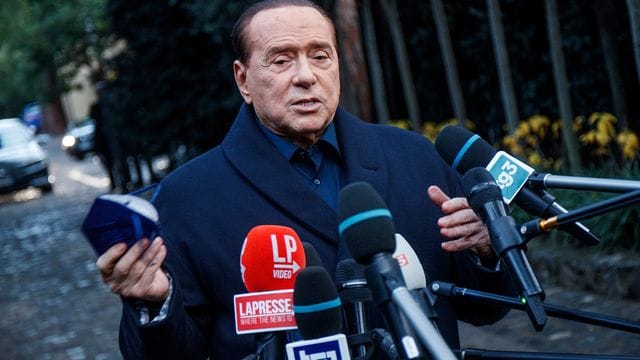 Silvio Berlusconi steht Medienvertretern Rede und Antwort.