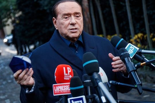 Silvio Berlusconi steht Medienvertretern Rede und Antwort.