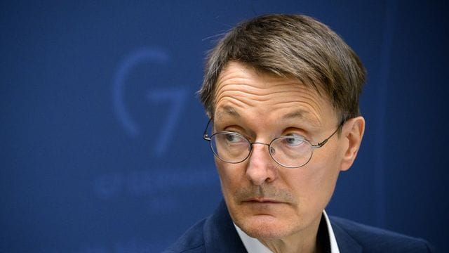 "Frage erneut diskutieren, ob zum Beispiel Maskentragen in Innenräumen wieder verpflichtend wird": Karl Lauterbach.