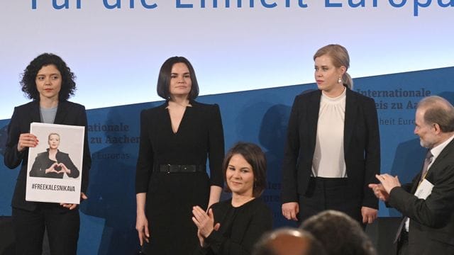 Annalena Baerbock (vorn) auf der Bühne mit Swetlana Tichanowskaja (M.