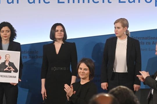 Annalena Baerbock (vorn) auf der Bühne mit Swetlana Tichanowskaja (M.