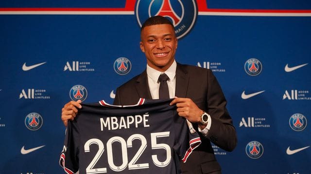 Die Vertragsverlängerung von Kylian Mbappé in Paris sorgte in Spanien für Unmut. Die Vertragsverlängerung von Kylian Mbappé in Paris sorgte in Spanien für Unmut.