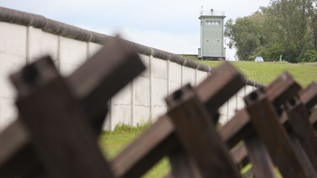 Blick auf das Denkmal an der ehemaligen innerdeutschen Grenze in Hötensleben. Blick auf das Denkmal an der ehemaligen innerdeutschen Grenze in Hötensleben.