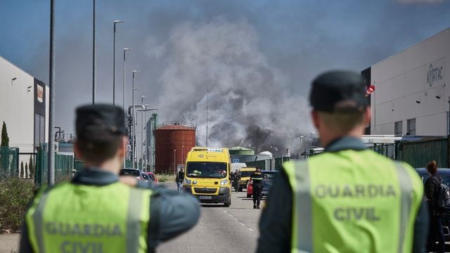 Beamte der Guardia Civil sind in der Nähe einer Biodiesel-Fabrik nach einer Explosion im Einsatz. Beamte der Guardia Civil sind in der Nähe einer Biodiesel-Fabrik nach einer Explosion im Einsatz.